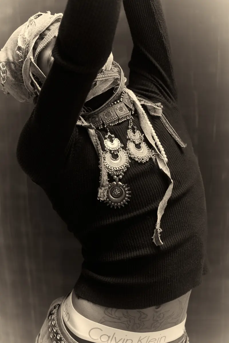 Gesture — photograph 2, Studio Echoes